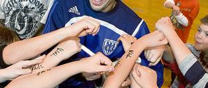 Umringter Star. Als gestern die Autogrammkarten aufgebraucht waren, musste Almedin Civa die Arme seiner jungen Fans beschreiben. Zum nächsten Heimspiel gegen Goslar wollen sie ihn und den SVB im Karli anfeuern.