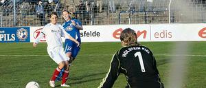 Schnelle Führung. Stefanie Draws (Mitte), die hier das Leder Richtung Holstein-Tor schlenzt, traf für Turbine schon kurz nach dem Anpfiff zum 1:0.