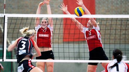 Hatte gute Szenen. Laura Weihenmaier  die hier gemeinsam mit Sandra Landvoigt (rechts) einen Ball Paulina Gomulkas abwehrt  gehörte am Samstag zu Potsdams auffälligsten Spielerinnen.