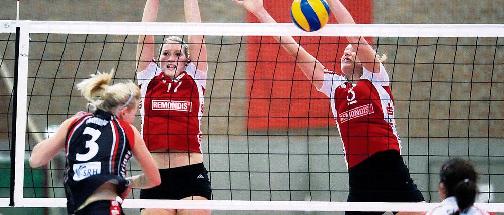 Hatte gute Szenen. Laura Weihenmaier  die hier gemeinsam mit Sandra Landvoigt (rechts) einen Ball Paulina Gomulkas abwehrt  gehörte am Samstag zu Potsdams auffälligsten Spielerinnen.