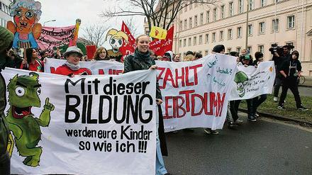 Mit kreativen Plakaten demonstrierten gestern nach Veranstalterangaben rund 2000 Studenten - zehn Mal so viel wie erwartet  für bessere Bildungschancen.