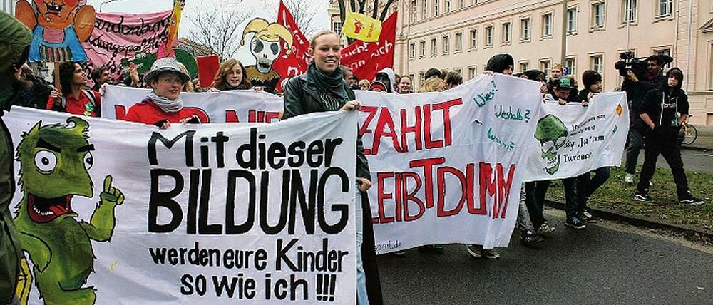 Mit kreativen Plakaten demonstrierten gestern nach Veranstalterangaben rund 2000 Studenten - zehn Mal so viel wie erwartet  für bessere Bildungschancen.