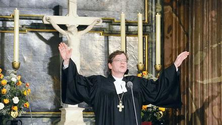 Der neue Bischof Markus Dröge erteilte am Samstag bei einem Festgottesdienst in der Marienkirche in Berlin, bei dem er zum Bischof geweiht wurde, den Schlusssegen.