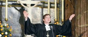 Der neue Bischof Markus Dröge erteilte am Samstag bei einem Festgottesdienst in der Marienkirche in Berlin, bei dem er zum Bischof geweiht wurde, den Schlusssegen.