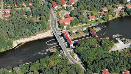 Bleibt so. Unstrittig war, dass die Kleinmachnower Schleuse saniert werden muss. In der Region am Teltowkanal wurden jedoch unverhältnismäßige Eingriffe in die Natur befürchtet, wenn die Nordkammer auf 190 Meter verlängert wird.