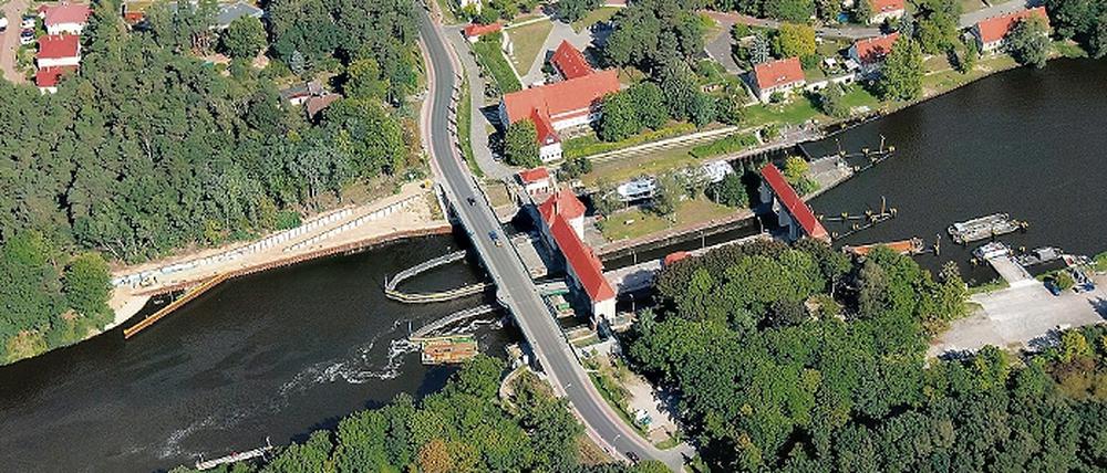 Bleibt so. Unstrittig war, dass die Kleinmachnower Schleuse saniert werden muss. In der Region am Teltowkanal wurden jedoch unverhältnismäßige Eingriffe in die Natur befürchtet, wenn die Nordkammer auf 190 Meter verlängert wird.