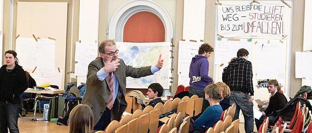 Gesprächsbedarf. Prof. Heinz-Dieter Heimann berät mit Studierenden, ob seine Vorlesung im Audimax stattfinden soll.