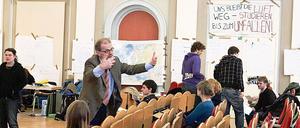 Gesprächsbedarf. Prof. Heinz-Dieter Heimann berät mit Studierenden, ob seine Vorlesung im Audimax stattfinden soll.