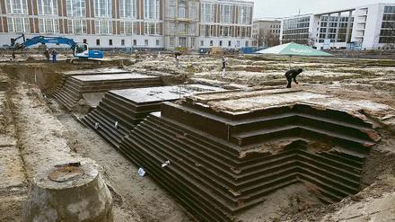 Auf Sand gebaut. Auf dem Schlossplatz legen Archäologen die Fundamente des alten Hohenzollernschlosses frei. Wann hier der Grundstein für das Humboldt-Forum gelegt wird, steht erst fest, wenn der Rechtsstreit mit dem Architekten Stella geklärt ist.