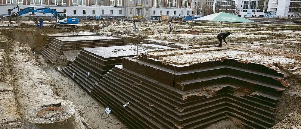 Auf Sand gebaut. Auf dem Schlossplatz legen Archäologen die Fundamente des alten Hohenzollernschlosses frei. Wann hier der Grundstein für das Humboldt-Forum gelegt wird, steht erst fest, wenn der Rechtsstreit mit dem Architekten Stella geklärt ist.