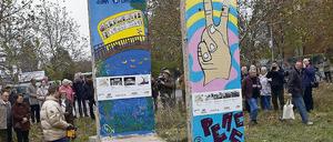 An der Lichterfelder Allee direkt an der Berliner Stadtgrenze wurden am Samstag zwei künstlerisch gestaltete Mauersegmente aufgestellt. Neuntklässler des Teltower Emanuel-Kant-Gymnasiums malten auf eine Seite des Mauerstücks einen Bus der Linie X 10, der über die Knesebeckbrücke den Teltowkanal überquert, der einst trennte und heute verbindet.
