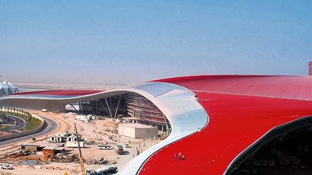 Gigantomanie in der Wüste. Im Emirat Abu Dhabi lässt der italienische Sportwagenhersteller Ferrari die bislang größte Halle der Welt errichten. Das Dach des riesigen Gebäudes wurde von der Firma Interfalz aus Oranienburg entwickelt.