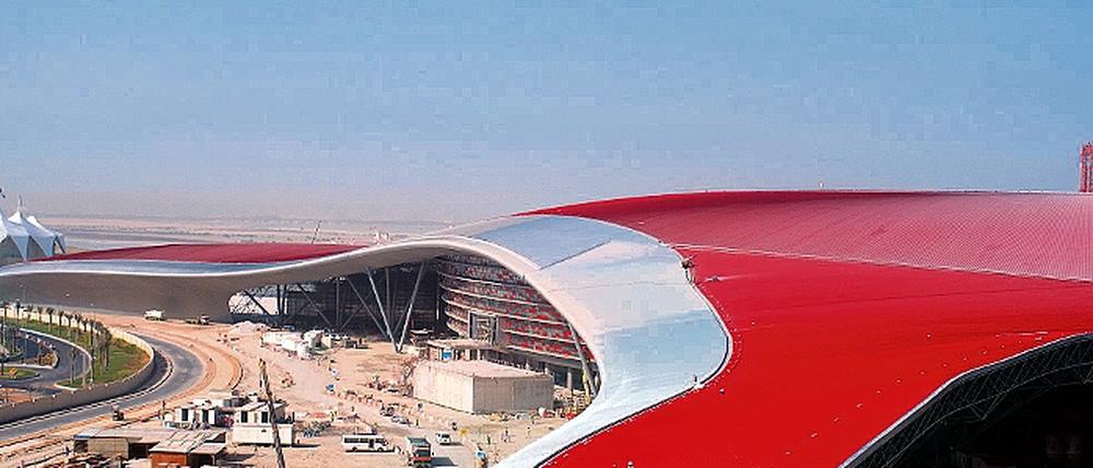 Gigantomanie in der Wüste. Im Emirat Abu Dhabi lässt der italienische Sportwagenhersteller Ferrari die bislang größte Halle der Welt errichten. Das Dach des riesigen Gebäudes wurde von der Firma Interfalz aus Oranienburg entwickelt.