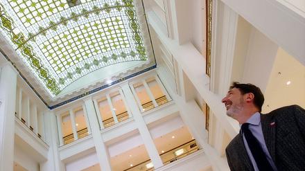 Wer arbeitet künftig unter diesem Dach? Die Zukunft von Karstadt im architektonisch eindrucksvollen Potsdamer Stadtpalais ist ungewiss, auch Stadtoberhaupt Jann Jakobs dürfte über die aktuelle Situation weniger strahlen als bei der Kaufhaus-Eröffnung 2005.