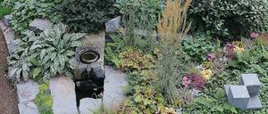 Im Memoriam-Garten verbinden sich gärtnerische und Steinmetzgestaltungen zu einem harmonischen Ganzen.