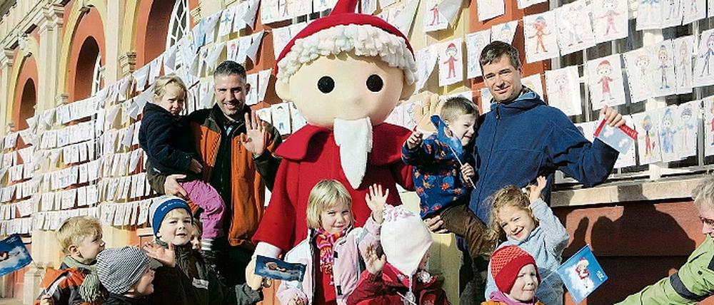 Wer am Samstag sein selbst gemaltes Sandmann-Bild im und am Filmmuseum nicht fand, konnte sich mit dem echten Sandmann trösten: Die Figur war dicht von Kindern umlagert, Passanten und Eltern wurde freudig zugewunken.
