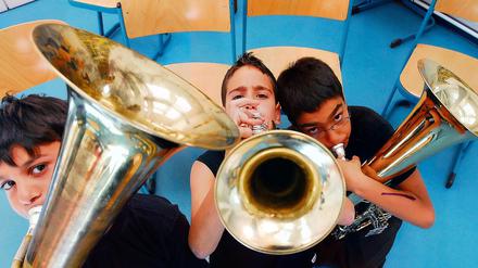 Blasinstrumente im Musikunterricht? Acht dieser Klassen gibt es seit diesem Jahr in Brandenburg, im kommenden Schuljahr wird das Projekt Klasse! Musik für Brandenburg weiter ausgebaut. Auch in Potsdam, Kleinmachnow und Töplitz wird es spezielle Musikklassen an Grundschulen geben.