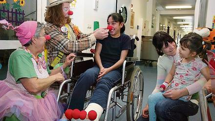 Die Clowns verzierten Rosinas gebrochenes Bein aus Jux mit roten Nasen