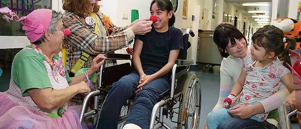 Die Clowns verzierten Rosinas gebrochenes Bein aus Jux mit roten Nasen