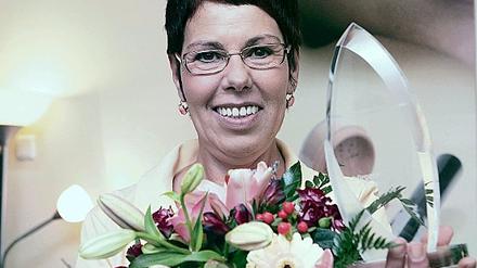 Sybille Selbmann freute sich über Ehrenamtspreis und Blumenstrauß.