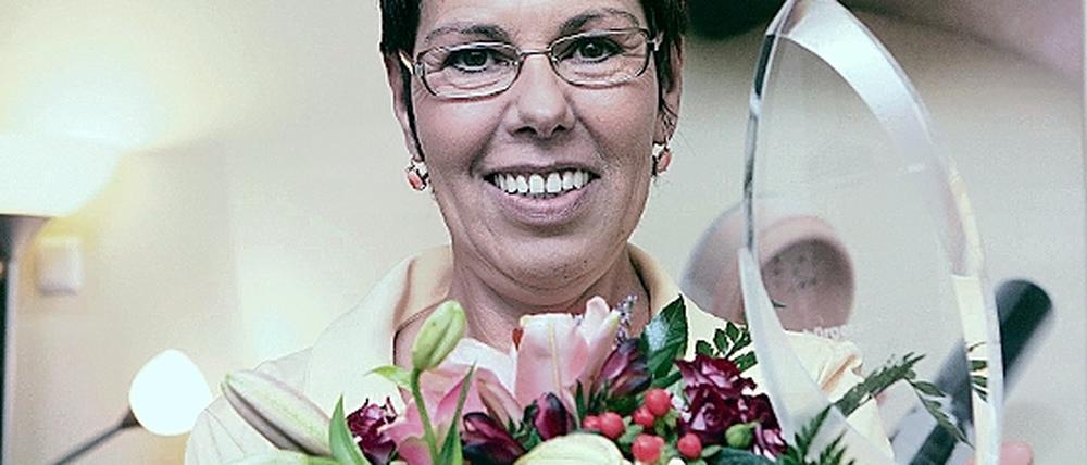 Sybille Selbmann freute sich über Ehrenamtspreis und Blumenstrauß.