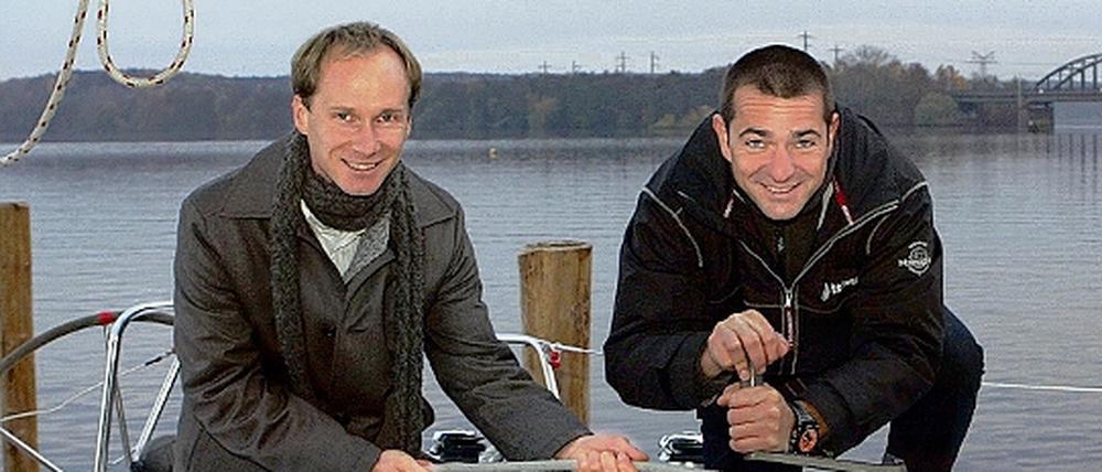 Leinen los  Skipper Jan Schaeper (r.) und Pressechef Steffen Lelewel legen sich ins Zeug. Für die Segelyacht Sirius gibt es nur eine kurze Winterruhe.