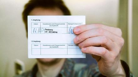 Geschützt. Wer gegen die Schweinegrippe immunisiert wurde, erhält eine Impfkarte. Ursprünglich war eine zweite Impfung vorgesehen, die ist aber bei Verabreichung des Mittels Pandemrix nicht erforderlich.