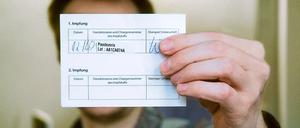 Geschützt. Wer gegen die Schweinegrippe immunisiert wurde, erhält eine Impfkarte. Ursprünglich war eine zweite Impfung vorgesehen, die ist aber bei Verabreichung des Mittels Pandemrix nicht erforderlich.