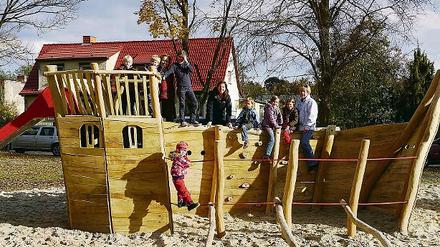 Schiff ahoi! Die Wildenbrucher Kinder haben das neue Klettergerüst auf dem Pappelplatz nahe der Grundschule längst in Beschlag genommen. 10 000 Euro hat die Gemeinde dafür ausgegeben.