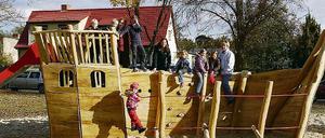Schiff ahoi! Die Wildenbrucher Kinder haben das neue Klettergerüst auf dem Pappelplatz nahe der Grundschule längst in Beschlag genommen. 10 000 Euro hat die Gemeinde dafür ausgegeben.