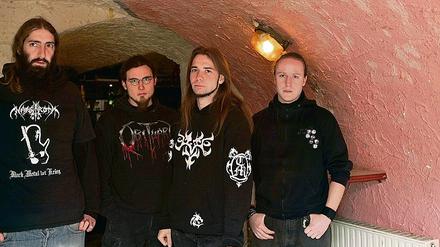Die Erfinder des Metal Kellers - Andreas Pietrucha, Gregor Neusser, Martin Klink und Silvio Hecklau (Foto oben). In den Nil-Klub holten sie schon Bands wie Sunna Sepdoom aus Potsdam (rechts) oder Sweet Sorrow, die extra aus Slowenien anreisten (links). Zu den Gästen im Metal Keller gehört stets Dirk Keil, der das Szeneheft Metal Guardian herausgibt (Mitte).