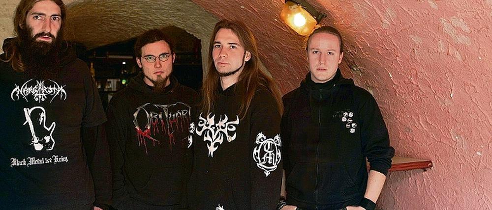 Die Erfinder des Metal Kellers - Andreas Pietrucha, Gregor Neusser, Martin Klink und Silvio Hecklau (Foto oben). In den Nil-Klub holten sie schon Bands wie Sunna Sepdoom aus Potsdam (rechts) oder Sweet Sorrow, die extra aus Slowenien anreisten (links). Zu den Gästen im Metal Keller gehört stets Dirk Keil, der das Szeneheft Metal Guardian herausgibt (Mitte).