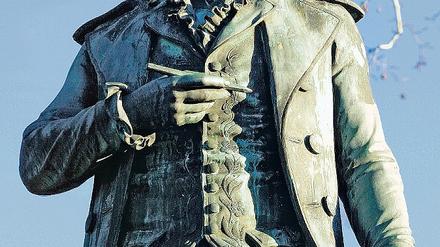 Mit einem Stift in der rechten Hand ist Friedrich Schiller auf der Schillerhöhe in seiner Geburtsstadt Marbach/Neckar als Denkmal verewigt.