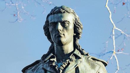 Mit einem Stift in der rechten Hand ist Friedrich Schiller auf der Schillerhöhe in seiner Geburtsstadt Marbach/Neckar als Denkmal verewigt.