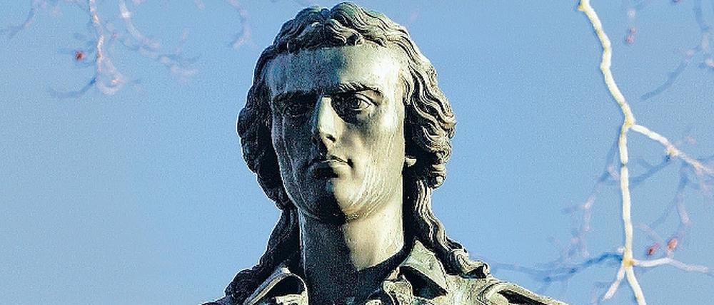 Mit einem Stift in der rechten Hand ist Friedrich Schiller auf der Schillerhöhe in seiner Geburtsstadt Marbach/Neckar als Denkmal verewigt.