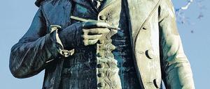 Mit einem Stift in der rechten Hand ist Friedrich Schiller auf der Schillerhöhe in seiner Geburtsstadt Marbach/Neckar als Denkmal verewigt.