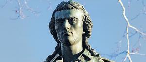 Mit einem Stift in der rechten Hand ist Friedrich Schiller auf der Schillerhöhe in seiner Geburtsstadt Marbach/Neckar als Denkmal verewigt.