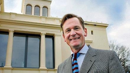 Vorfreude auf die Eröffnung: Springer-Vorstandschef Mathias Döpfner gestern vor der sanierten Villa Schöningen. Gemeinsam mit Leonhard H. Fischer hatte er den Persius-Bau gekauft. Am Sonntag wird dort das deutsch-deutsche Museum eröffnet.
