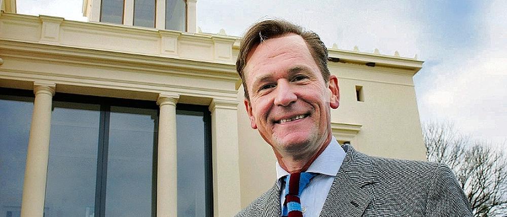 Vorfreude auf die Eröffnung: Springer-Vorstandschef Mathias Döpfner gestern vor der sanierten Villa Schöningen. Gemeinsam mit Leonhard H. Fischer hatte er den Persius-Bau gekauft. Am Sonntag wird dort das deutsch-deutsche Museum eröffnet.