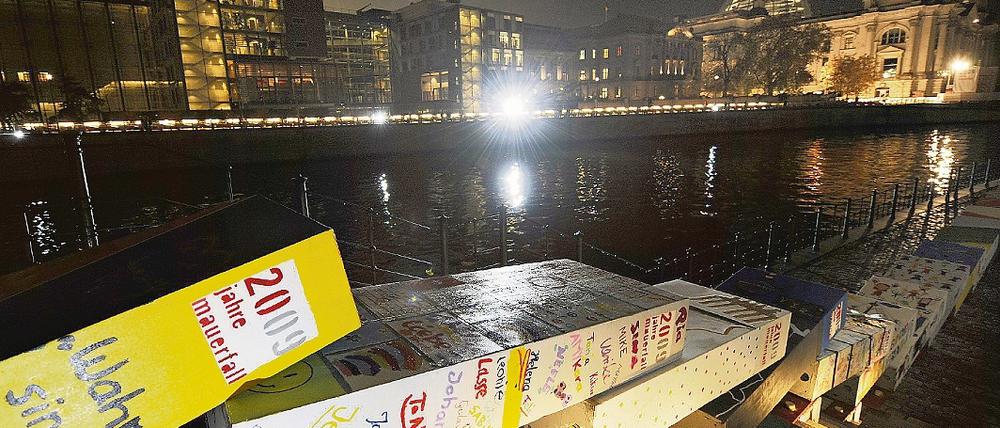 Dominoeffekt. Rund 1000 Dominosteine  von Schülern und Jugendlichen bemalt  fielen zwischen Reichstagsgebäude, Brandenburger Tor und Potsdamer Platz auf dem Verlauf der Berliner Mauer um.