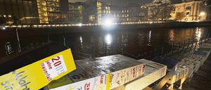 Dominoeffekt. Rund 1000 Dominosteine  von Schülern und Jugendlichen bemalt  fielen zwischen Reichstagsgebäude, Brandenburger Tor und Potsdamer Platz auf dem Verlauf der Berliner Mauer um.