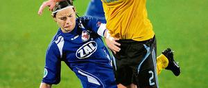 Zuversichtliche Spielführerin. Jennifer Zietz (l.)  hier im Duell mit Brøndbys Line Hansen  will heute mit Turbine Potsdam ins Viertelfinale der Champions League.