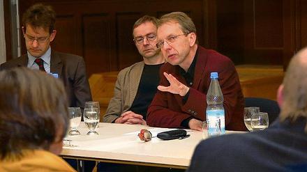 Wie löst man einen Geheimdienst auf? Sie saßen am Donnerstagabend im Podium: Volker Wiedersberg, Christian Grauer und Thomas Wernicke (v.l.n.r.) Ebenso dabei waren Manfred Kruczeck, Jes Möller und Gisela Rüdiger.