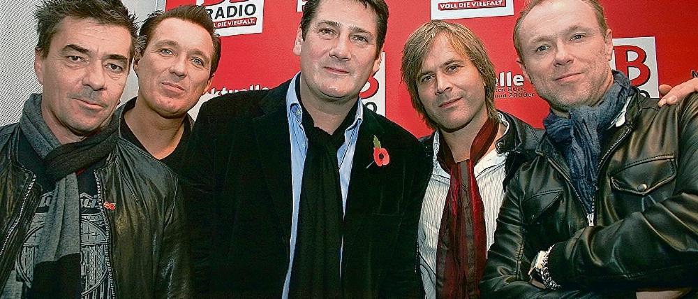 Wiedervereinigung in Potsdam. Die britische Band Spandau Ballet war gestern zu Gast bei BB-Radio. Martin und Gary Kemp, Sänger Tony Hadley, Steve Norman und John Keeble (v.l.n.r.) erinnerten sich an ihren Auftritt in Berlin vor 20 Jahren.