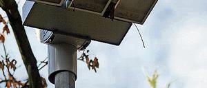 Drei von sieben LED-Strahlern, die in der Hohen Kiefer in Kleinmachnow installiert wurden. Wer will, kann per Email über die Zukunft der Laternen abstimmen.