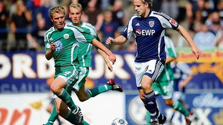 Wieder gesund. Patrick Moritz (rechts)  hier im diesjährigen Heimspiel gegen den VfL Wolfsburg I (0:0)  hat seine Erkältung überwunden und hofft morgen gegen Hannover 96 II auf einen Einsatz von Anfang an.