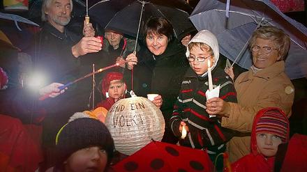 Schauspiel: Eine Lichter-Kundgebung auf dem Uferweg des Groß Glienicker Sees haben gestern ab 18.30 Uhr Bürger des Ortsteils veranstaltet. Die Organisatoren des Groß Glienicker Kreis e.V. wollten damit den großen Wert eines freien Uferweges betonen.