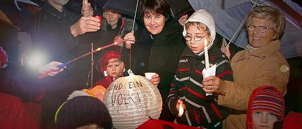 Schauspiel: Eine Lichter-Kundgebung auf dem Uferweg des Groß Glienicker Sees haben gestern ab 18.30 Uhr Bürger des Ortsteils veranstaltet. Die Organisatoren des Groß Glienicker Kreis e.V. wollten damit den großen Wert eines freien Uferweges betonen.