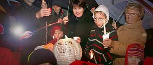 Schauspiel: Eine Lichter-Kundgebung auf dem Uferweg des Groß Glienicker Sees haben gestern ab 18.30 Uhr Bürger des Ortsteils veranstaltet. Die Organisatoren des Groß Glienicker Kreis e.V. wollten damit den großen Wert eines freien Uferweges betonen.