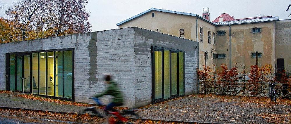 Tristesse nicht nur bei der Architektur. Vor allem die inhaltliche Arbeit der Gedenkstätte wird von einstigen Häftlingen, aber auch den Vereinen, die das Ex-KGB-Gefängnis für die Nachwelt sicherten, kritisiert. Die Gedenkstättenführung weicht Fragen bislang aus.